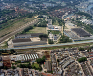 844669 Luchtfoto van industrieterrein Cartesiusweg te Utrecht, uit het noordoosten. Op de voorgrond de spoorlijn ...